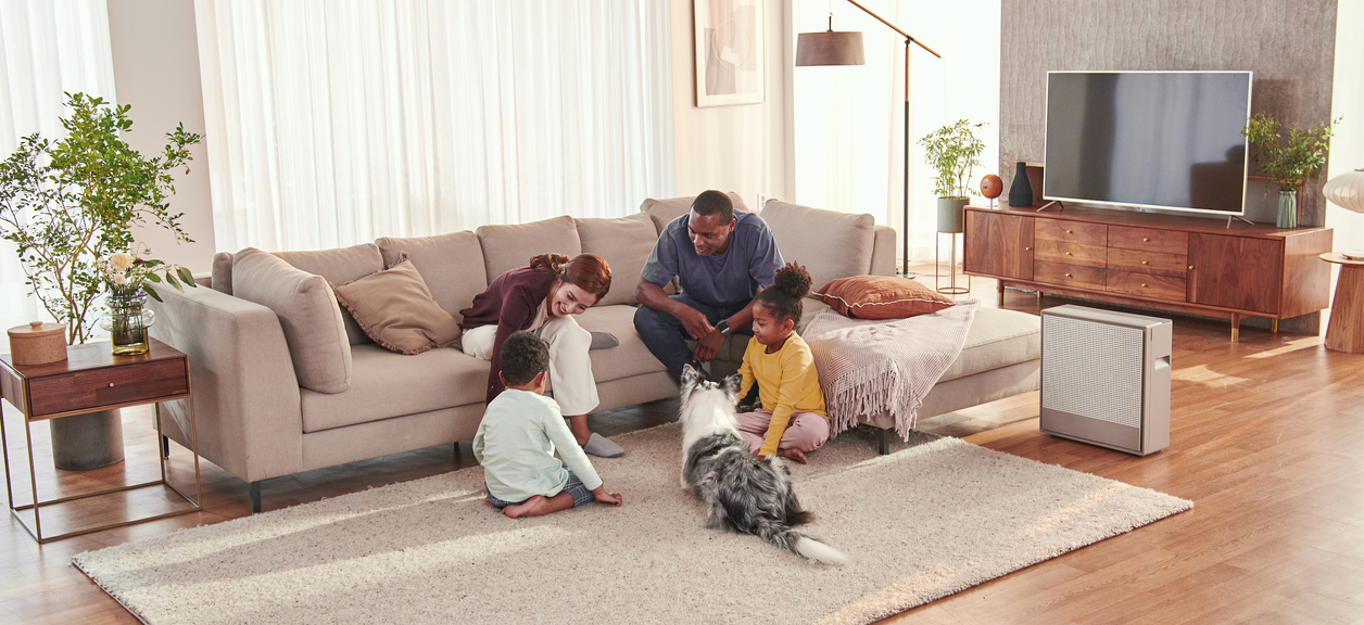 A family wondering how an air purifier impacts pets.